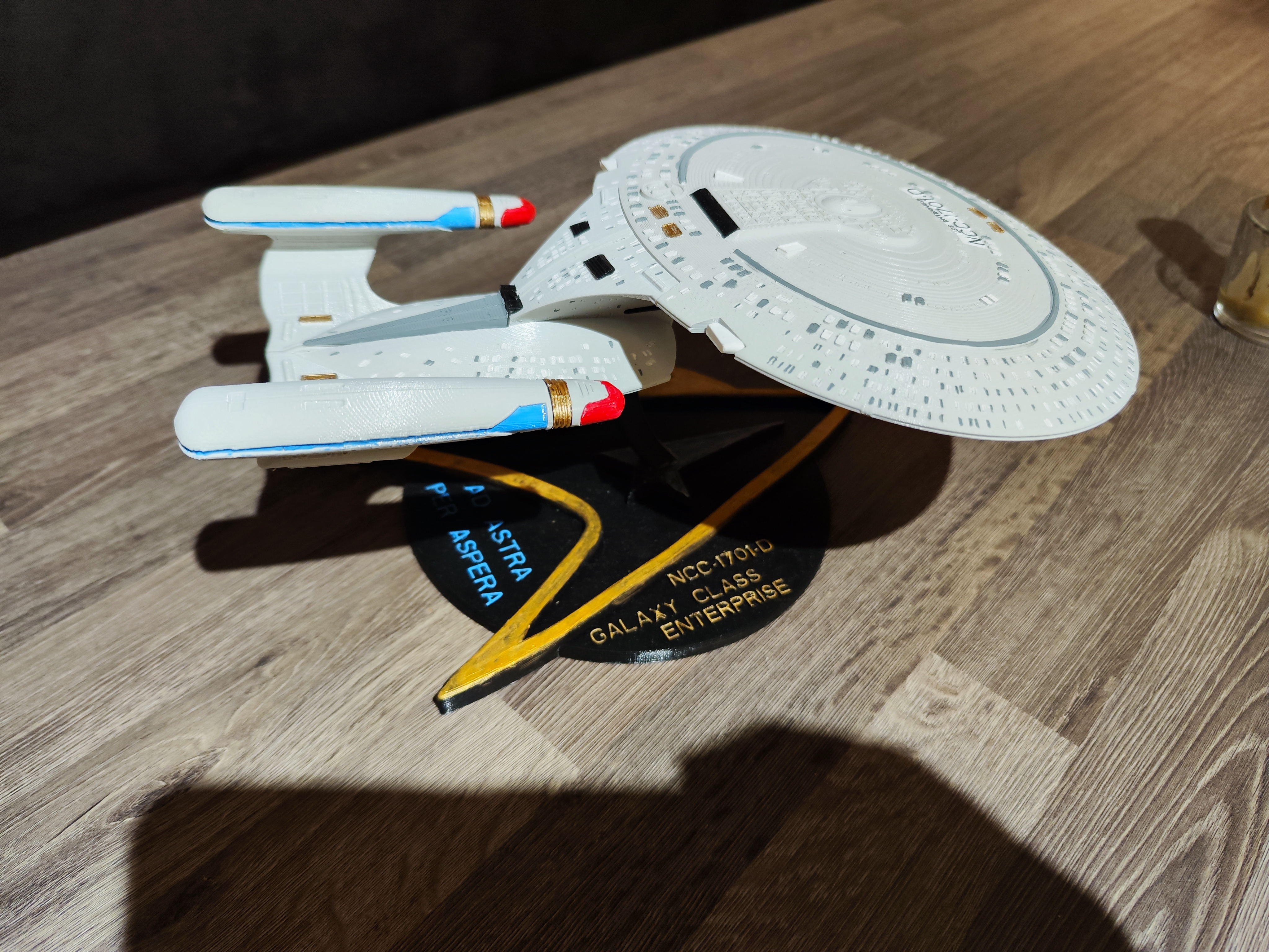 3D-gedruckte USS Enterprise NCC-1701-D mit graviertem Display-Sockel